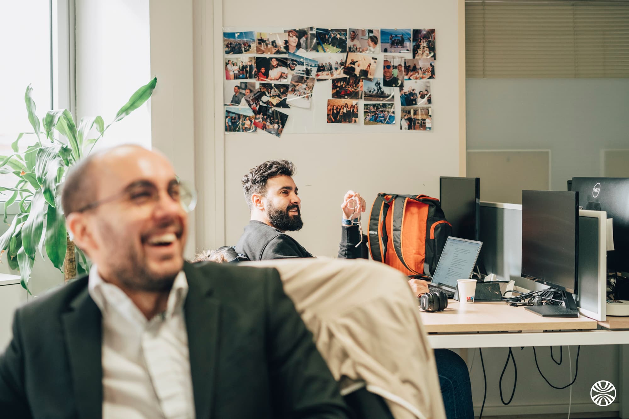 Développeuse travaillant sur son ordinateur